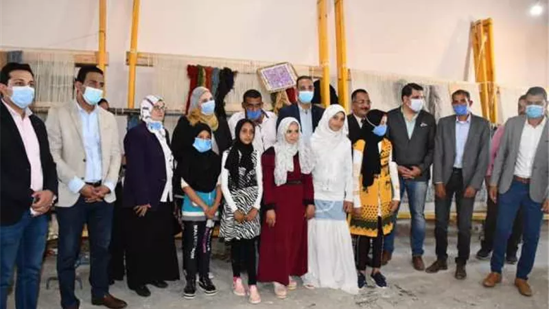 وزيرة التضامن ومحافظ الفيوم يتفقدان مصنع إنتاج السجاد بمركز يوسف الصديق