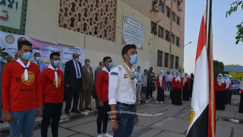 نائب رئيس جامعة الأزهر للوجه القبلي يشارك الطلاب مراسم تحية العلم ويوزع الهدايا على الطلاب