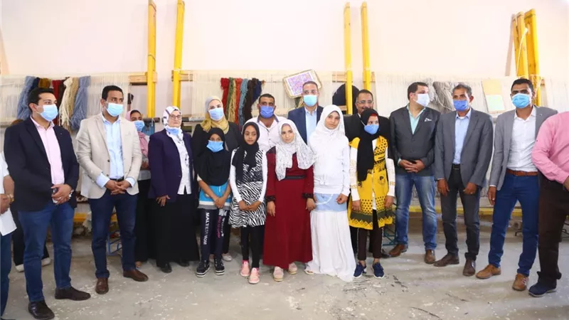 وزيرة التضامن ومحافظ الفيوم يتفقدان مصنع إنتاج السجاد بمركز يوسف الصديق