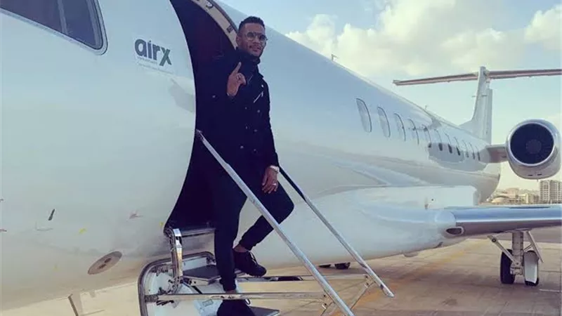 محمد رمضان يشعل السوشيال ميديا من داخل الطائرة.. فيديو