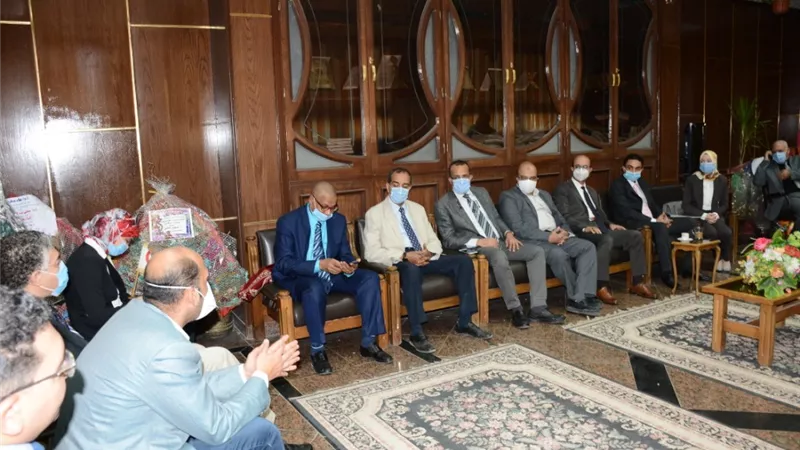 نائب رئيس جامعة أسيوط يحضر إجتماع تسليم شهادات الأيزو 9001 لسبعة مستشفيات جامعية