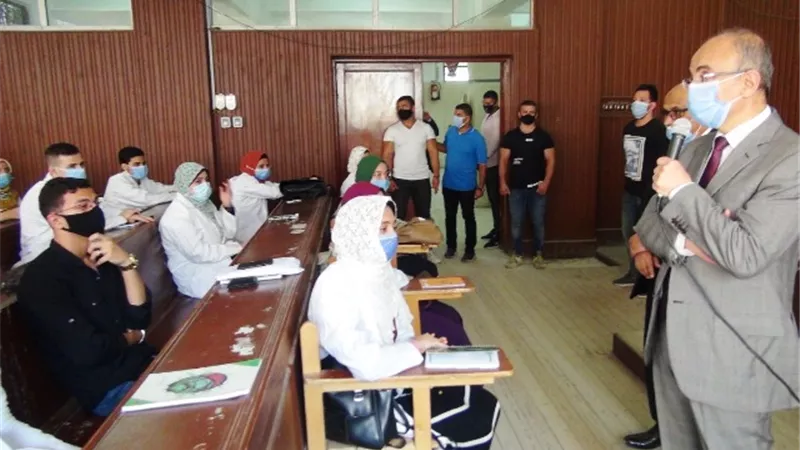 رئيس جامعة الزقازيق يلتقى الطلاب للإطمئنان على سير العملية التعليمية.. بالصور