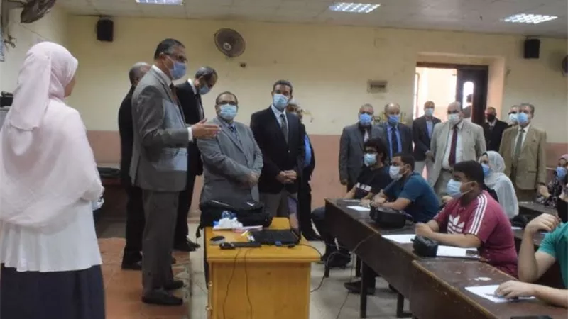 رئيس جامعة بنها يوجه طلاب كلية الهندسة بالحفاظ على انفسهم والاخرين