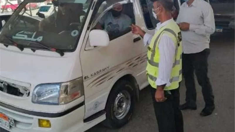 ضبط 161 سائق بدون كمامات بمواقف الشرقية