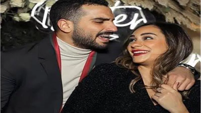 زوجة محمد الشرنوبي تستعرض جمالها بمجوهرات ثمينة