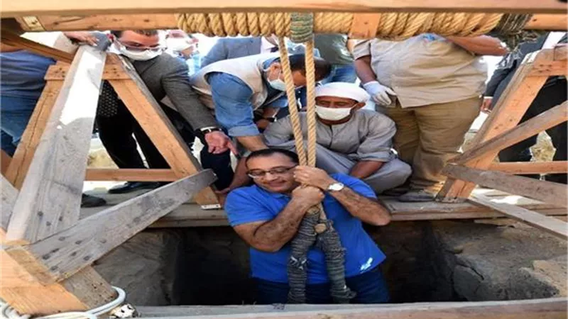 الأعلي للأثار : مدبولي أول رئيس وزراء ينزل بئر أثري معلقًا فى حبل.. فيديو