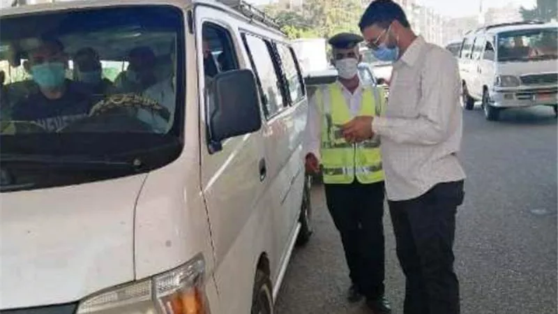 الشرقية تغرم 59 سائقا امتنعوا عن إرتداء الكمامة الواقية لمواجهة الفيروس.. بالصور