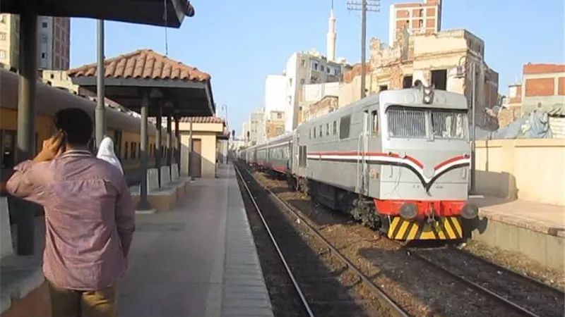 المجنون .. قذف قطار الصعيد بالحجارة فأصاب أحد الركاب