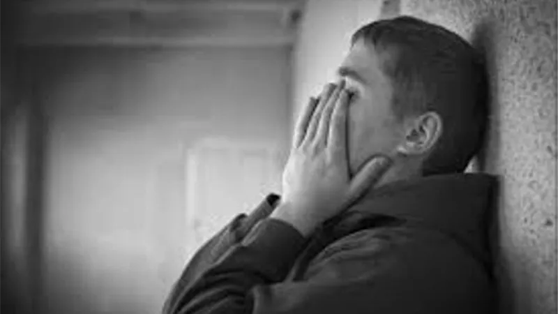 الابن العاق .. تعدى على والده بالضرب لخلافات مالية .. والفيس بوك كشف الواقعة