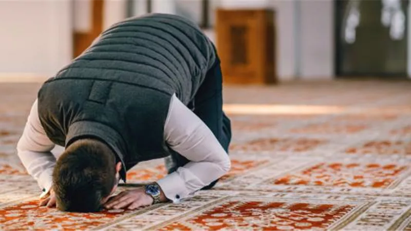 هل يجب الصلاة على النبي عند ذكره أثناء الصلاة؟