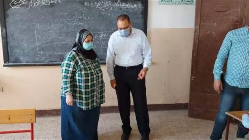 محافظ الشرقية يفاجئ مدارس الزقازيق ويحيل المتغيبين للتحقيق .صور