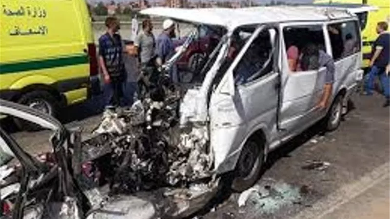 إصابة 13 شخصا في تصادم سيارتين بالدقهلية