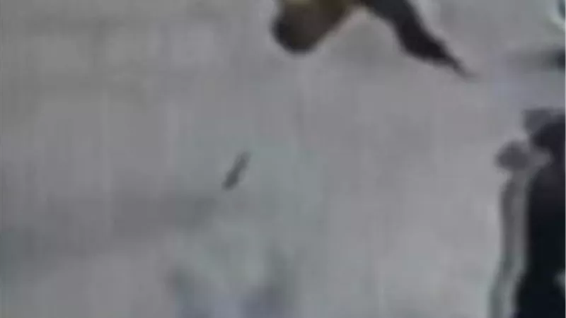 اشعال المفرقعات فى غطاء صرف صحى يسفر عن انفجار ضخم