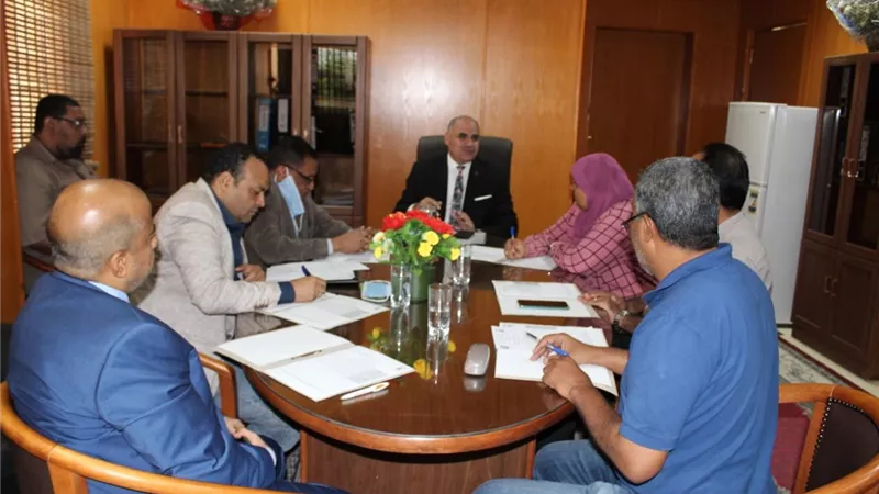 رئيس جامعة الأقصر يجتمع بوكلاء الكليات لشئون التعليم والطلاب