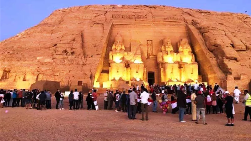 160 سائح أجنبى و 300 مصرى يشاهدون تعامد الشمس على أبوسمبل
