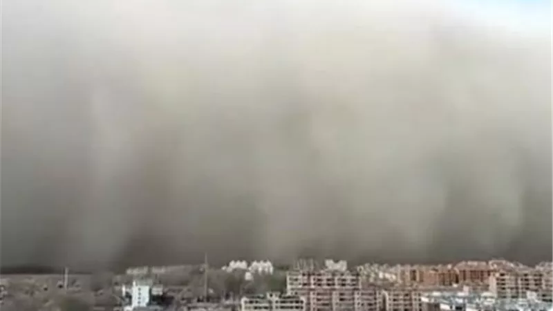 عاصفة ترابية تهدد كوريا الشمالية بفيروس كورونا
