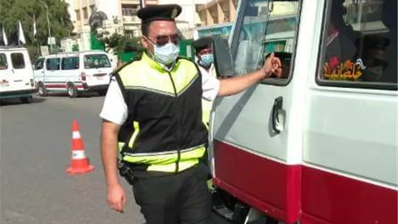 محافظ الشرقية: تغريم 56 سائقا لعدم الإلتزام بإرتداء الكمامة الواقية فى مواجهة كورونا