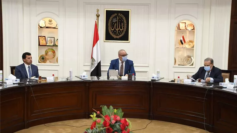 وزراء الرياضة والإسكان والإنتاج الحربي يبحثون تسويق منتجات مصنع النجيل الصناعي