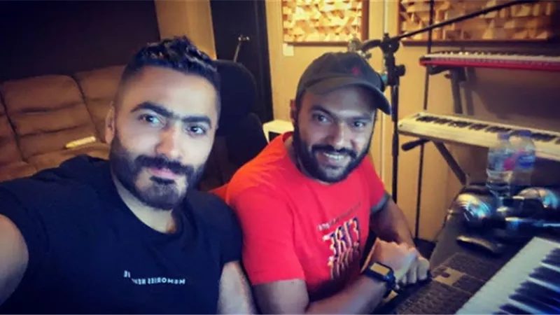قبل طرحها.. تامر حسنى يضع اللمسات الأخيرة على ثانى أغانى ألبومه الجديد