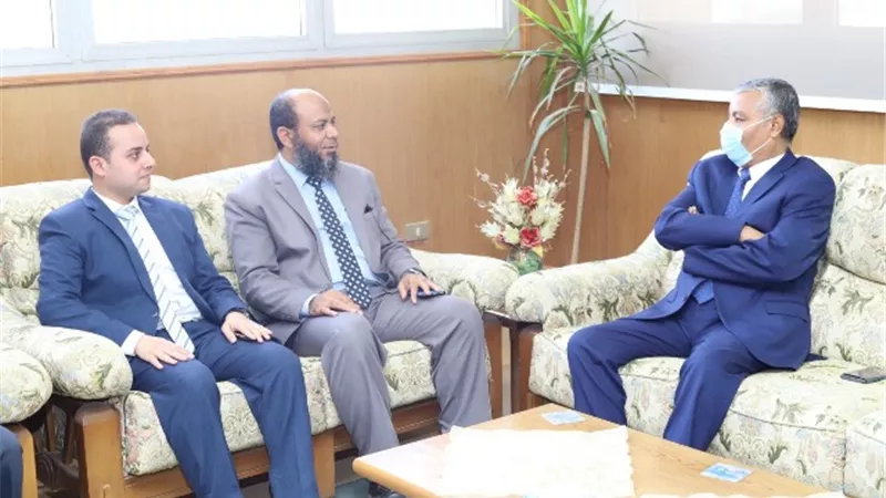 رئيس جامعة جنوب الوادي يستقبل وفد وزارة التخطيط والتنمية الاقتصادية