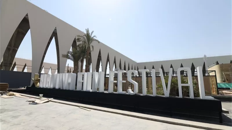 على قدم وساق.. مهرجان الجونة يضع اللمسات الأخيرة للإنتهاء من مسرح حفل الإفتتاح.. صور