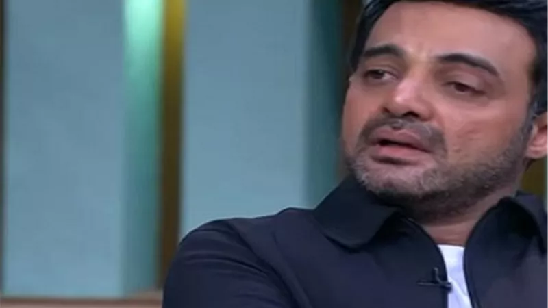 عمرو محمود ياسين يهاجم السوشيال ميديا ويحسم الجدل بشأن منع نجلاء فتحى من حضور العزاء