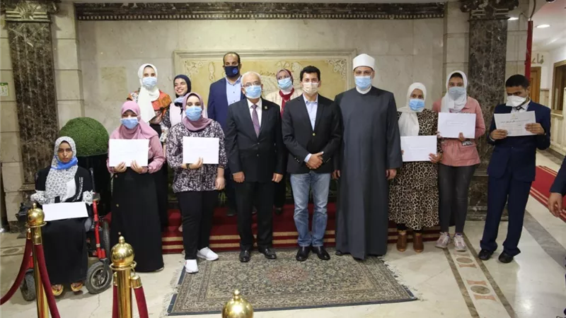 وزيرالشباب يكرم ذوى الهمم أوائل الثانوية العامة والأزهرية