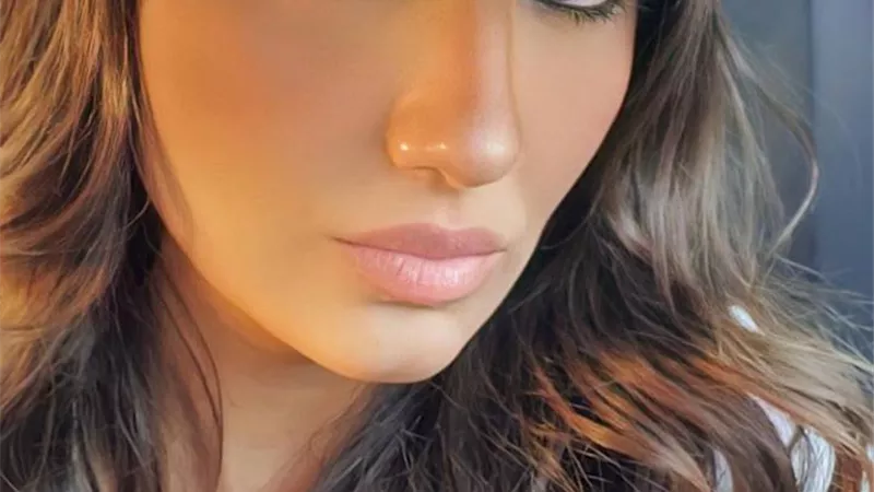 شاهد .. نظرة تسحر القلوب للنجمة مى عمر