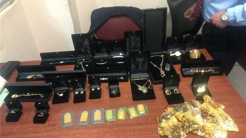 احباط تهريب ٤٦٠ قرص مخدر و كيلو من المشغولات والسبائك الذهبية مع راكبين بالمطار