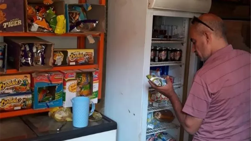 إعدام طن أغذية فاسدة وغلق ٢١منشأة غذائية غير مرخصة بأولاد صقر ومشتول وفاقوس.. بالصور