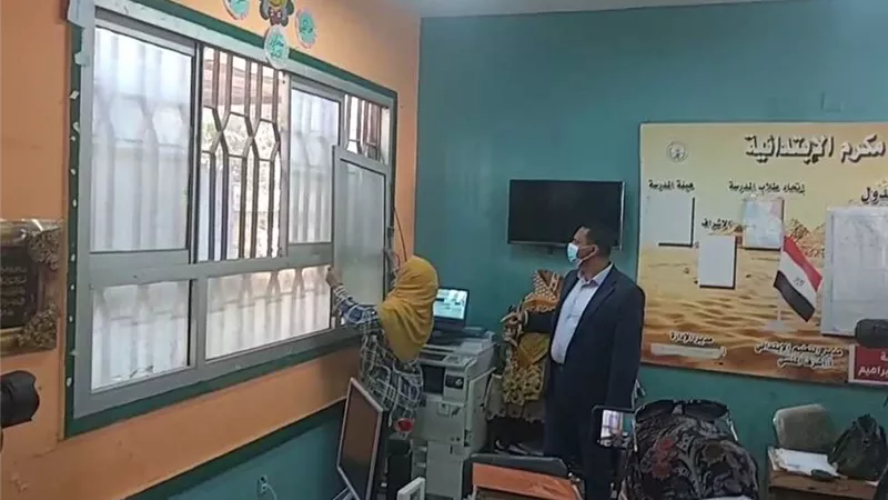 المديرة (صاحبة واقعة الشباك) ..المحافظ زارنا أثناء الاستعدادت للدراسة والفيديو المتداول غلطة عامل
