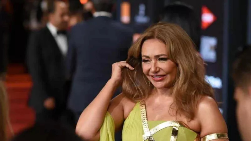 بتصميم فرعونى.. ليلى علوى تخطف الانظار بفستان اصفر على السجادة الحمراء.. صور