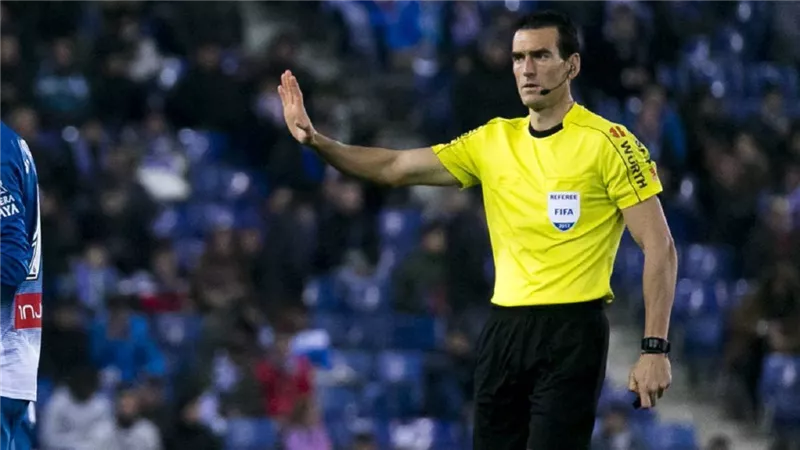 حكم مباراة برشلونة وريال مدريد في الدوري الإسباني المثير للجدل .. تعرف عليه.. بث مباشر