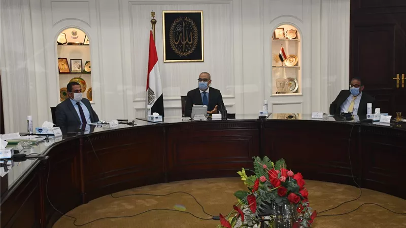 وزير الإسكان يستعرض اللمسات الأخيرة لمشروع الاشتراطات البنائية في 3 مدن