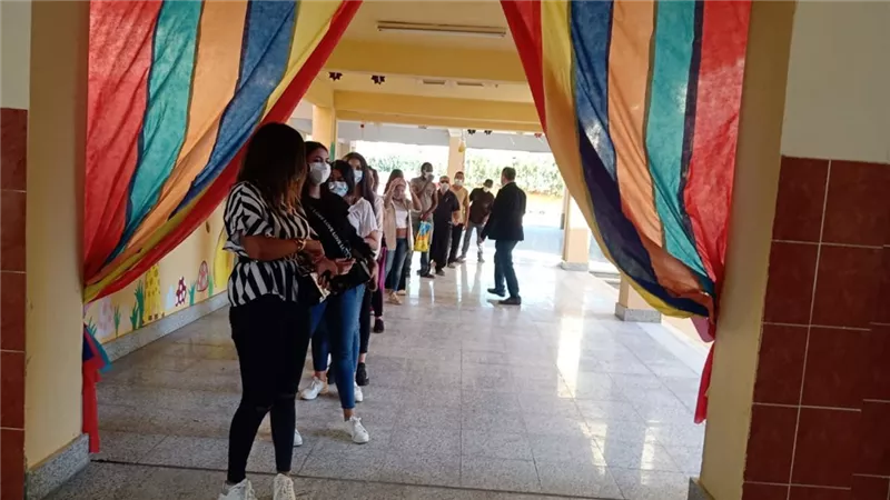 الفتيات تتقدمن صفوف الناخبين في الشيخ زايد .. صور