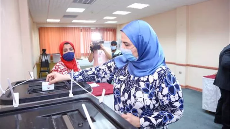وزيرة التضامن تدلي بصوتها الانتخابي بلجنة المركز القومى للبحوث