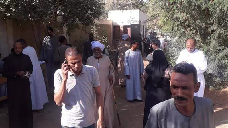 الاهالى يتوافدون على لجنة العطواني بإدفو للادلاء بأصواتهم فى النواب
