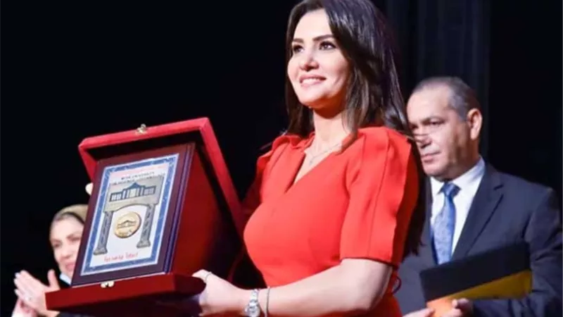 بالصور تكريم دينا فؤاد بكلية إعلام جامعة مصر واهدائها درع الجامعة