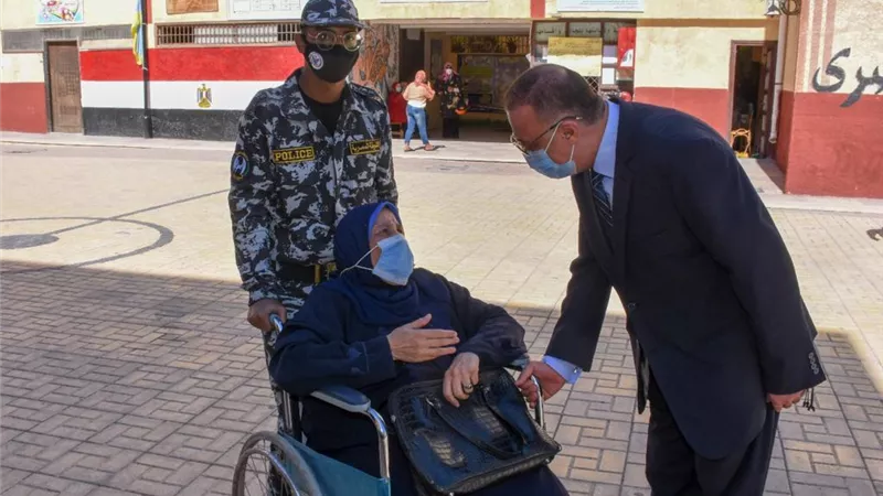 محافظ الاسكندرية يتفقد عدد من اللجان الانتخابية