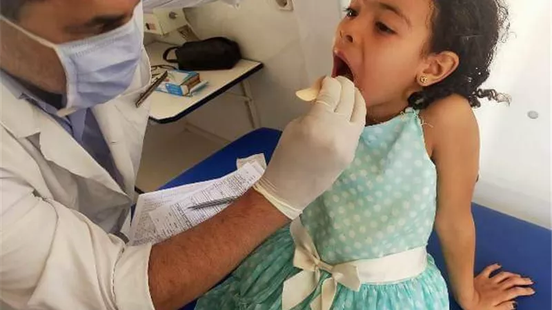 تقديم الخدمة الطبية بالمجان لـ 1202 مواطن بالقافلة العلاجية بقرية عرب درويش بفاقوس