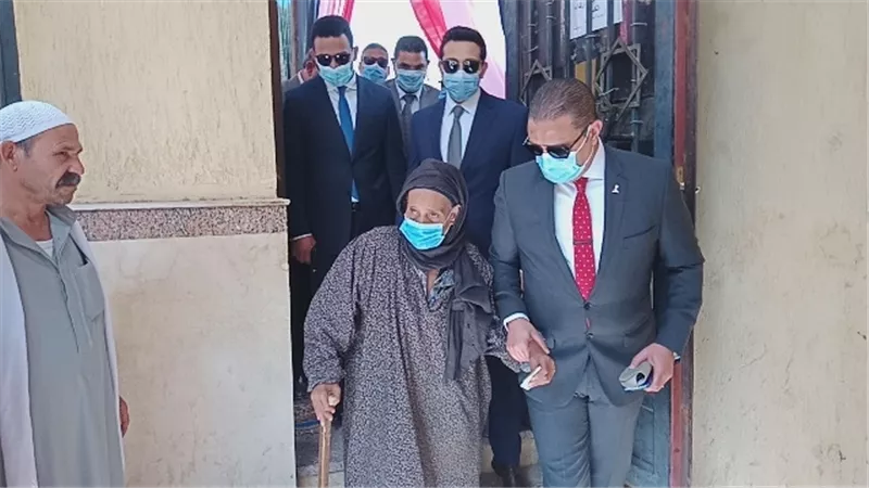 محافظ الفيوم يساعد سيدة مسنة أثناء دخولها للتصويت