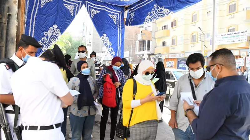 اقبال كثيف والسيدات وكبار السن يتصدرن المشهد بمحافظة قنا