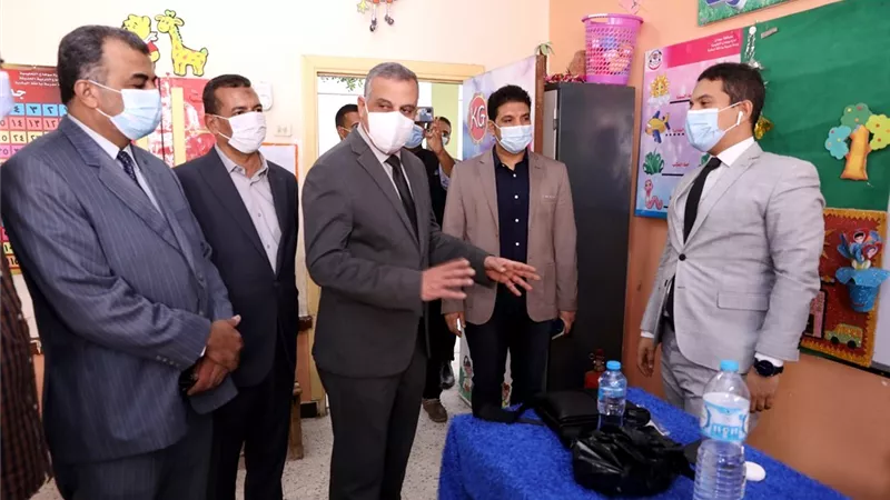 محافظ سوهاج يتفقد عددا من اللجان الفرعية للاطمئنان على سير العملية الانتخابية..صور