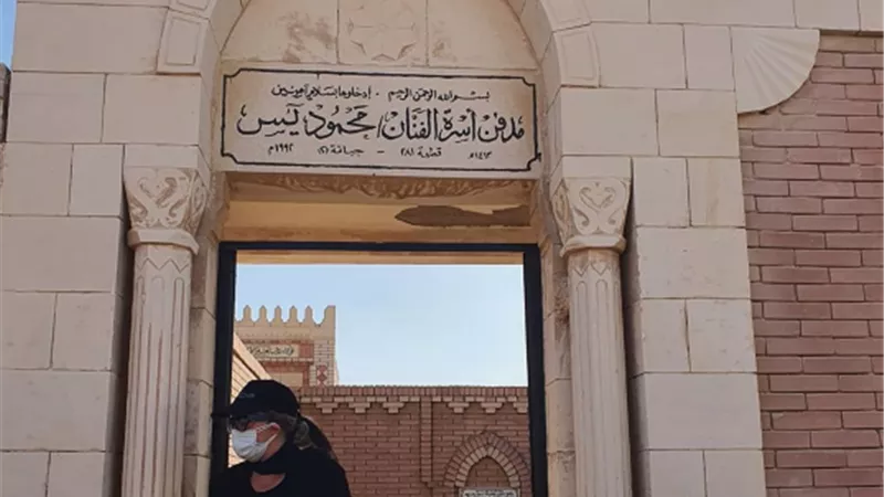 بعد اسبوع من الوفاة.. رانيا محمود ياسين تزور مدفن والدها