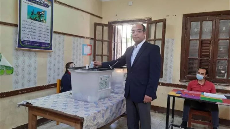 عضو الشيوخ بأسيوط يدلى بصوته فى إنتخابات مجلس النواب.. بالصور