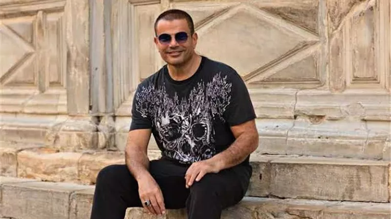 عمرو دياب ينشر صورة لفتاة بملابس جريئة.. والجمهور يتساءل 