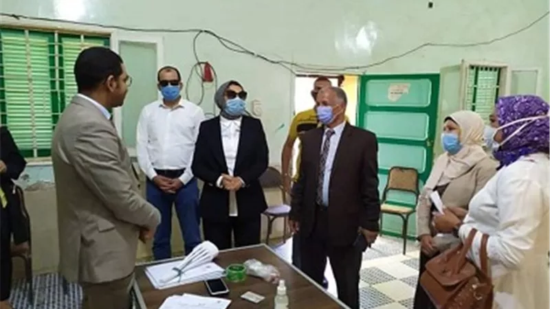 نائب محافظ الوادى الجديد تتابع انتظام العملية الإنتخابية بالداخلة.صور