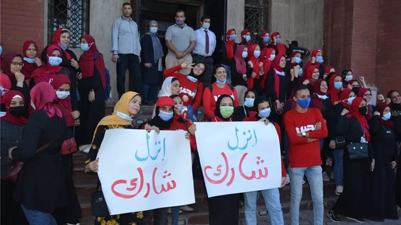 طلاب جامعة الاسكندرية ومنتسبيها يشاركون فى انتخابات مجلس النواب مع بداية اليوم الاول