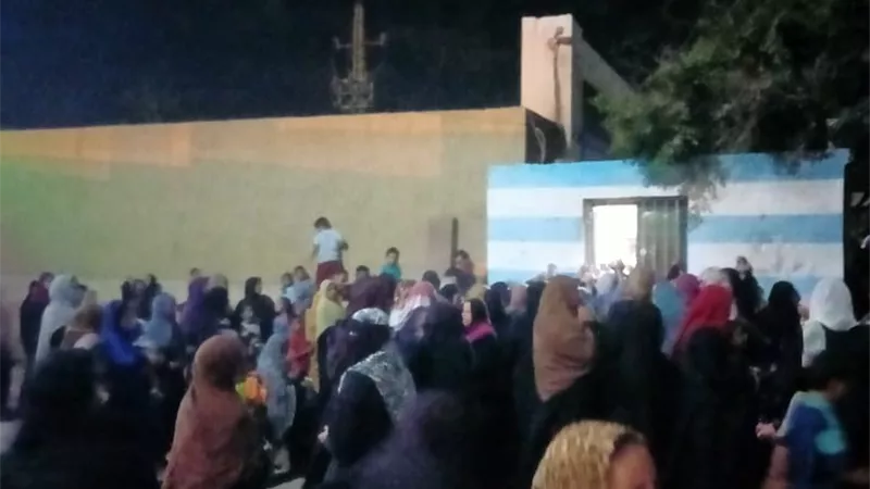 مع اقتراب موعد اغلاق اللجان ..ناخبين لجنة عرب الحصار بالصف يحتشدون للادلاء بأصواتهم ...صور وفيديو