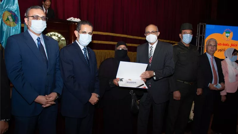 محافظ الغربية ورئيس جامعة طنطا يكرمون30 من أسر شهداء الجيش والشرطة -صور